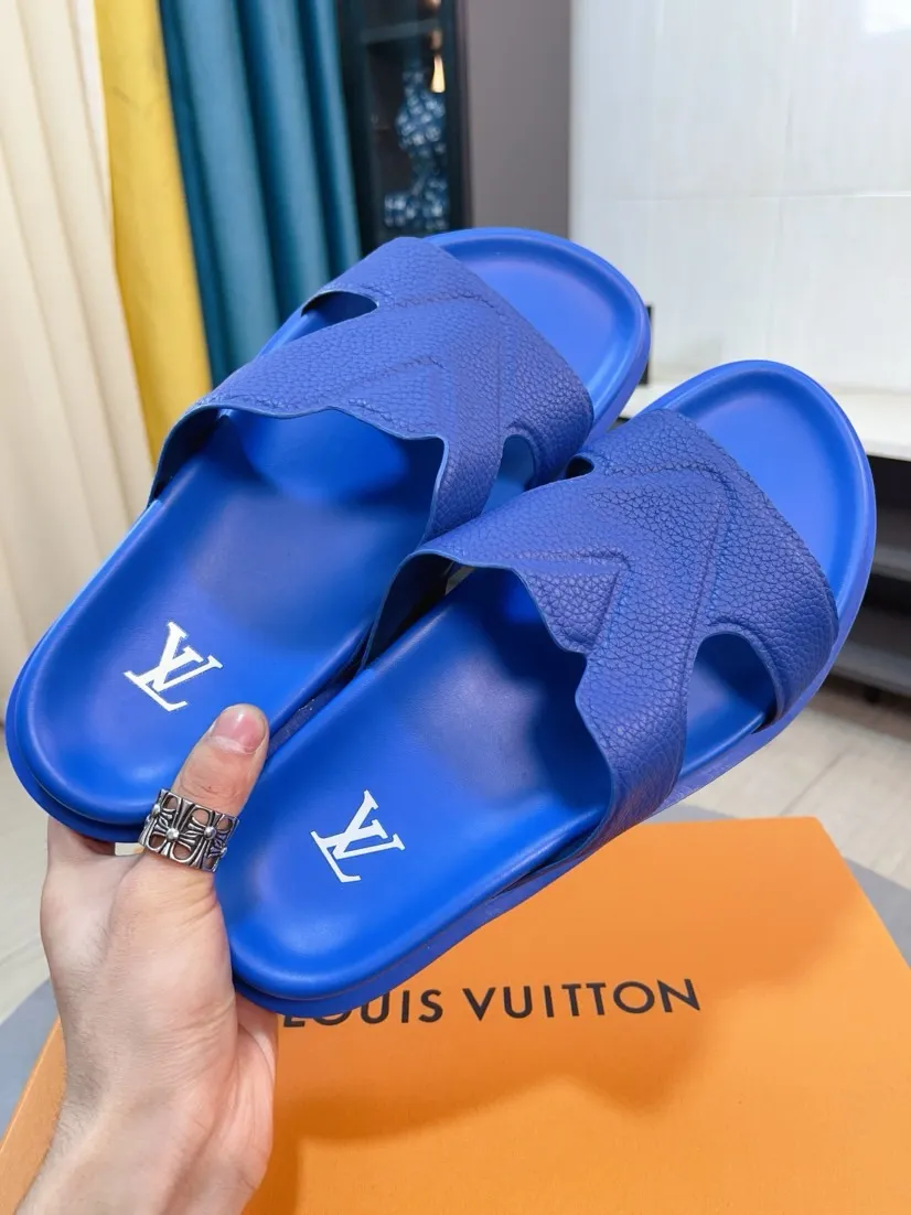Men's shoes💰300🌹🌹【LV】Multi-color new men's slippers, original top-quality version, original special cowhide with pebbled embossing➕sheepskin on the inner and side, non-slip combination sole, more stable walking, more comfortable and lightweight, high-end and generous, size: 38~44
